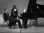il pianista Marco Grilli mentre esegue le "Variazioni per la Pace" di Francesco Marino